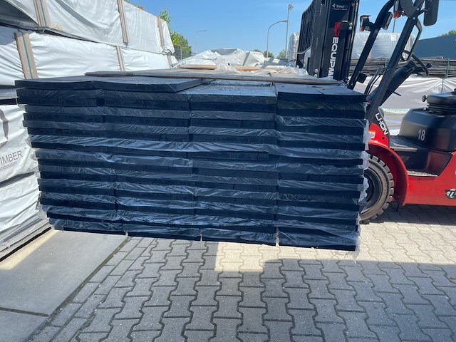 Ca. 44x vuren planken fijnbezaagd zwart gecoat, 22x245mm, lengte 540cm - afbeelding 3 van  3