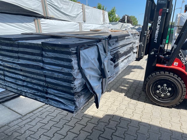 Ca. 44x vuren planken fijnbezaagd zwart gecoat, 22x245mm, lengte 540cm - afbeelding 2 van  3