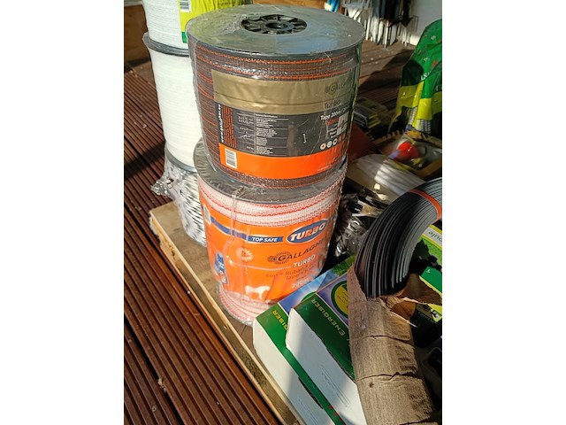Ca. 45-50 afrasteringpalen en afrasteringsmateriaal, gallagher en pulsara - afbeelding 2 van  16