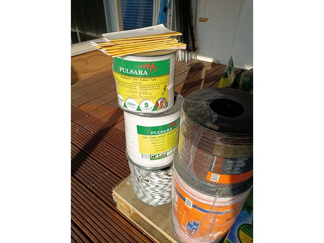 Ca. 45-50 afrasteringpalen en afrasteringsmateriaal, gallagher en pulsara - afbeelding 3 van  16