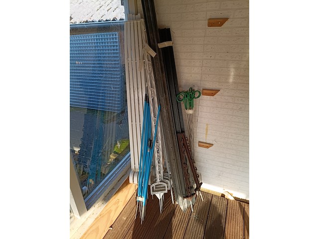 Ca. 45-50 afrasteringpalen en afrasteringsmateriaal, gallagher en pulsara - afbeelding 4 van  16