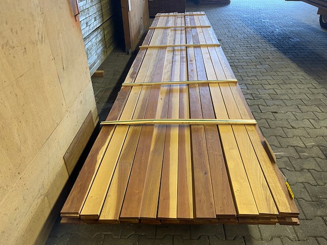 Ca. 45x guyana ipé country grade planken geschaafd, 18x90mm, lengte 550cm - afbeelding 1 van  3