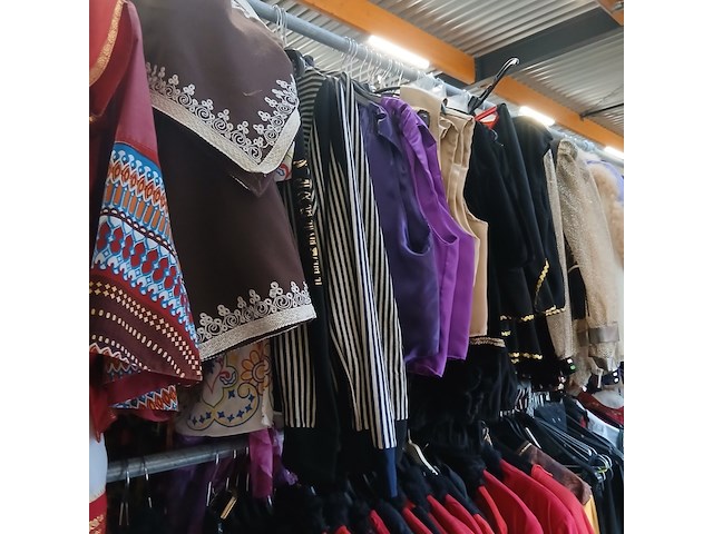 Ca. 45x oosterse outfits - afbeelding 1 van  14
