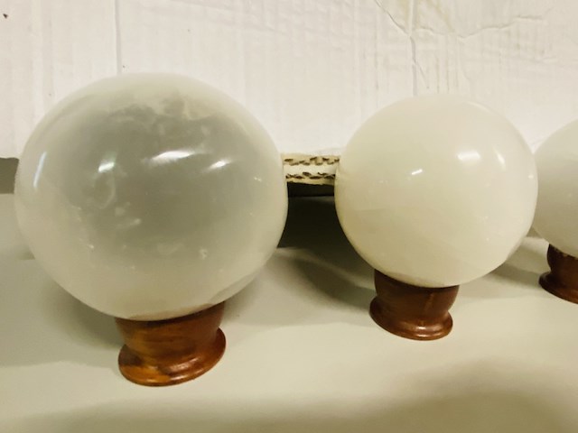 Ca. 45x volle doos met seleniet bol 8 cm, wit - afbeelding 3 van  5