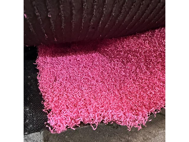 Ca. 46m2 kunstgras, 10 mm hoog, roze - afbeelding 1 van  2