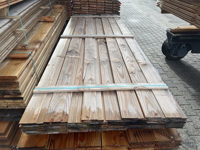 Ca. 46x douglas halfhoutsrabat, 18x130mm, lengte 300cm - afbeelding 1 van  3
