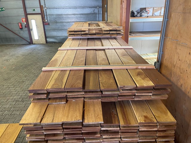 Ca. 46x guyana ipé country grade planken geschaafd, 18x140mm, lengte 400cm - afbeelding 1 van  3