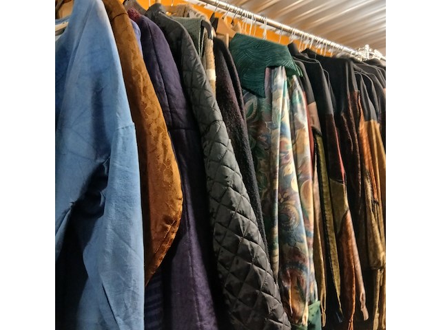 Ca. 46x middeleeuwse jassen/ jakken, ridderachtige shirts - afbeelding 1 van  1