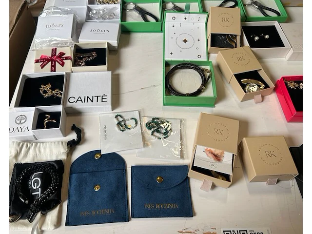 Ca. 46x sieraden, horloges en accessoires, w.o. byborn, cainté, inès rochinha, massimo dutti, heideman en bskind. - afbeelding 9 van  16