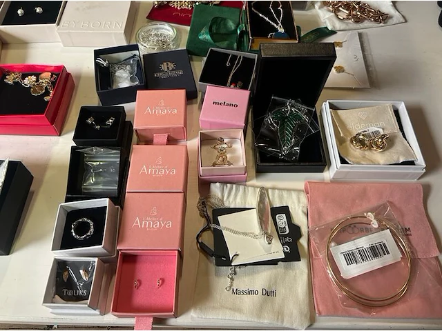 Ca. 46x sieraden, horloges en accessoires, w.o. byborn, cainté, inès rochinha, massimo dutti, heideman en bskind. - afbeelding 10 van  16
