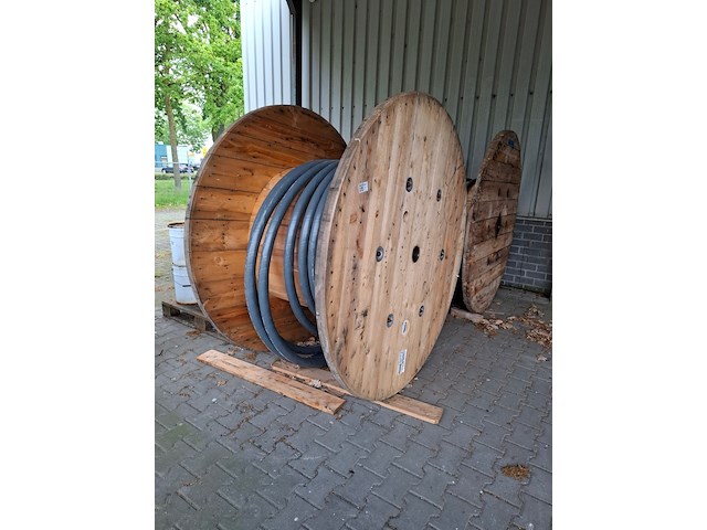 Ca. 47 meter grondkabel op 2x haspel - afbeelding 1 van  6