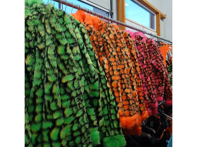 Ca. 47x feestkleding carnaval neon pluche - afbeelding 1 van  6