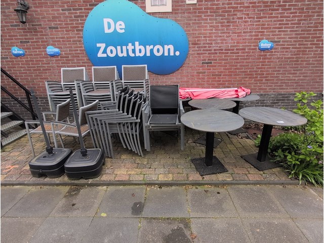 Ca. 47x terrasstoel met 5x tafel en 2x parasolvoet - afbeelding 1 van  15