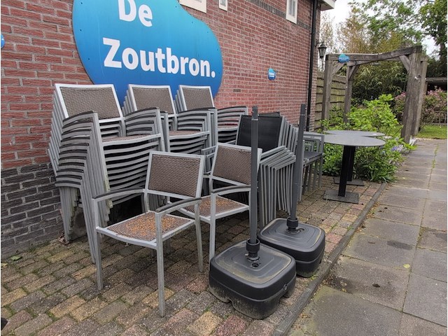 Ca. 47x terrasstoel met 5x tafel en 2x parasolvoet - afbeelding 8 van  15