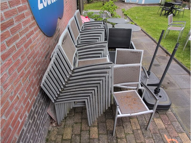 Ca. 47x terrasstoel met 5x tafel en 2x parasolvoet - afbeelding 9 van  15
