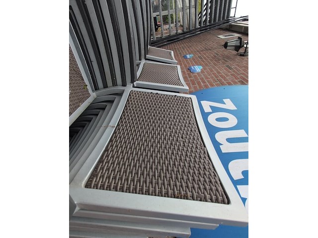 Ca. 47x terrasstoel met 5x tafel en 2x parasolvoet - afbeelding 13 van  15