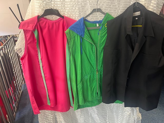 Ca. 47x vrouw, gilets en bodywarmers - afbeelding 2 van  4