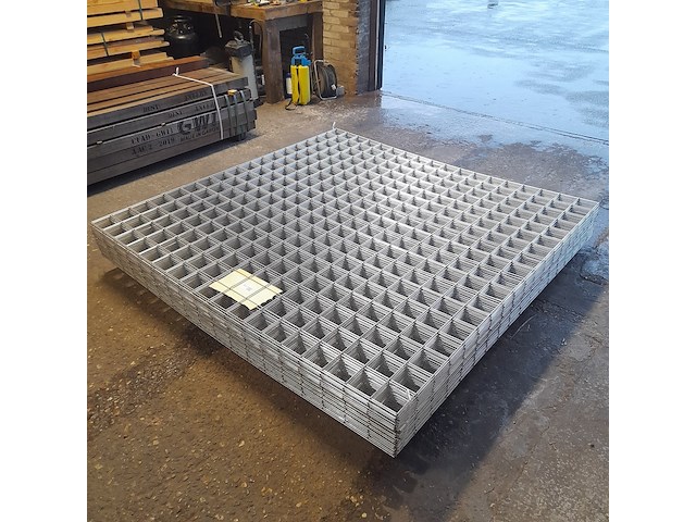 Ca. 48x gegalvaniseerde gaasmat, afmeting 180x180 cm, maaswijdte 10x10 cm, draaddikte 4 mm - afbeelding 1 van  4