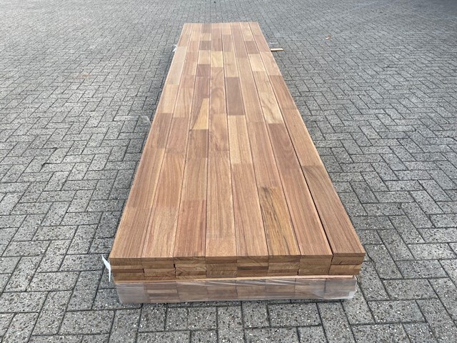 Ca. 48x guyana teak vlonderplanken geschaafd gevingerlast, 21x120mm, lengte 400cm - afbeelding 1 van  3
