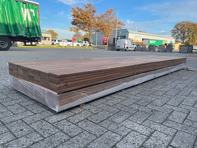Ca. 48x guyana teak vlonderplanken geschaafd gevingerlast, 21x120mm, lengte 400cm - afbeelding 2 van  3