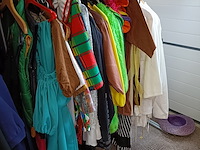 Ca. 48x kind allerlei feestkleding, sport, 2 rekken - afbeelding 1 van  5