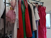 Ca. 48x kind allerlei feestkleding, sport, 2 rekken - afbeelding 4 van  5