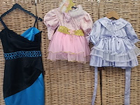 Ca. 48x kind allerlei feestkleding, sport, 2 rekken - afbeelding 5 van  5