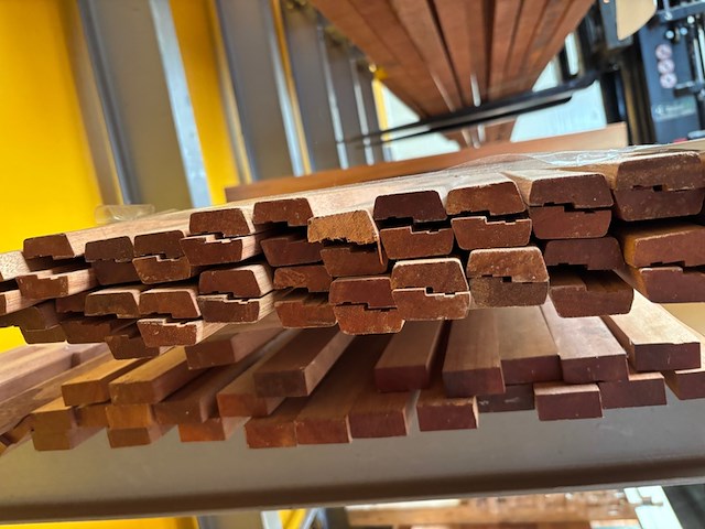 Ca. 49x meranti sponninglatten volhout onbehandeld, 15x36mm, lengte 580cm - afbeelding 2 van  3