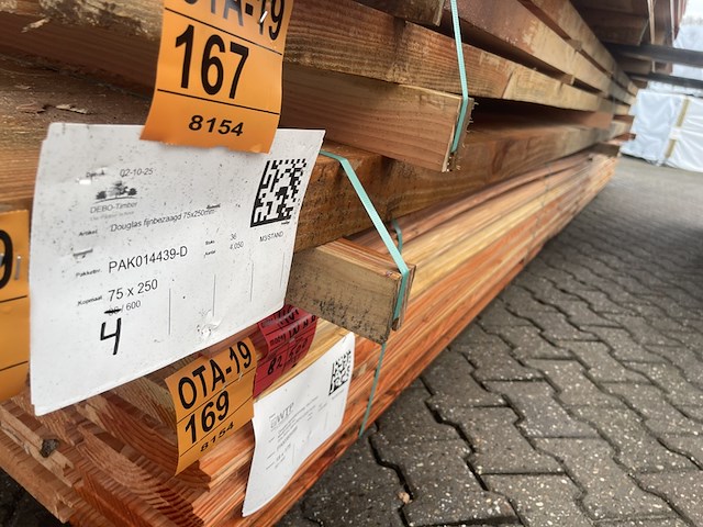 Ca. 4x douglas balken fijnbezaagd , 75x250mm, lengte 600cm - afbeelding 2 van  3