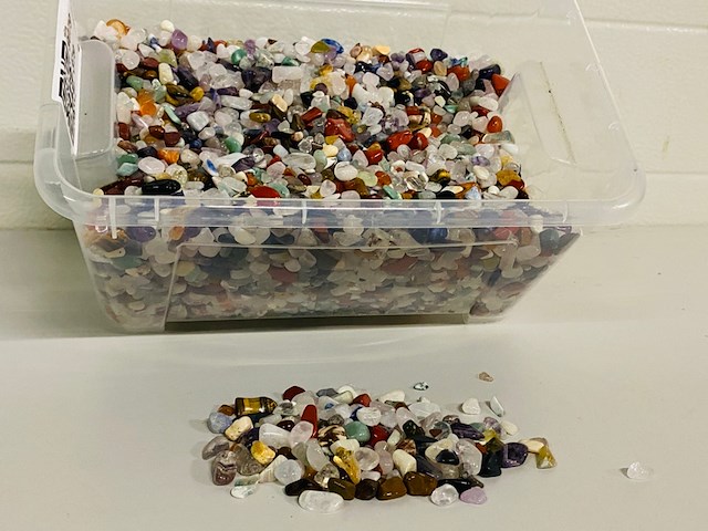 Ca. 5 kilo trommelstenen mix chips - afbeelding 1 van  4