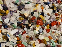Ca. 5 kilo trommelstenen mix chips - afbeelding 3 van  4