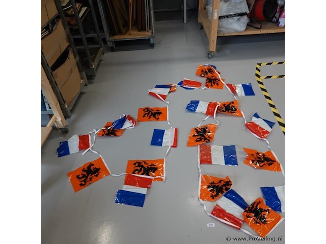 Ca. 5 meter vlaggetjes - afbeelding 1 van  3