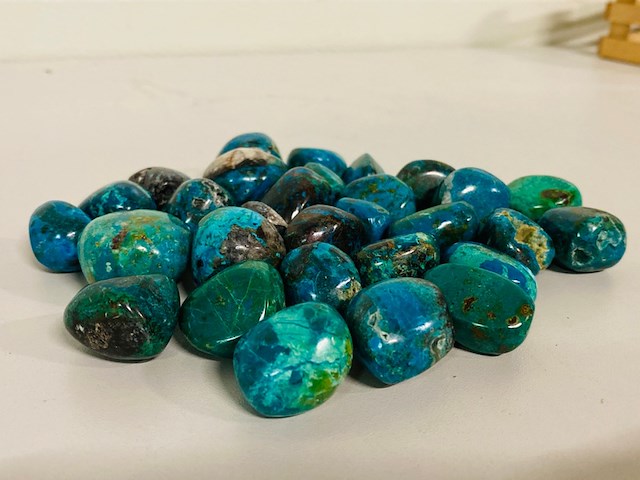 Ca. 500 gram chrysocolla trommelstenen - afbeelding 1 van  4