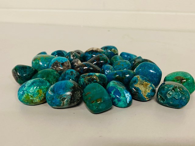 Ca. 500 gram chrysocolla trommelstenen - afbeelding 2 van  4