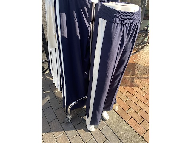 Ca. 500x broeken, met witte streep, rood/blauw - afbeelding 2 van  2