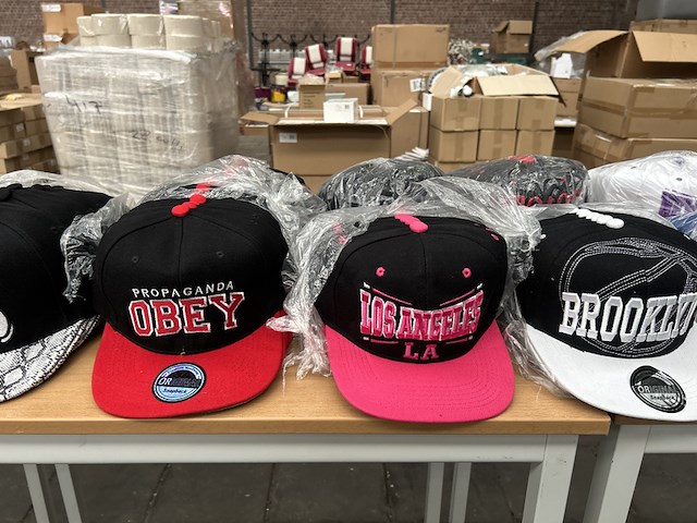 Ca. 500x diverse snapback petten - afbeelding 1 van  7