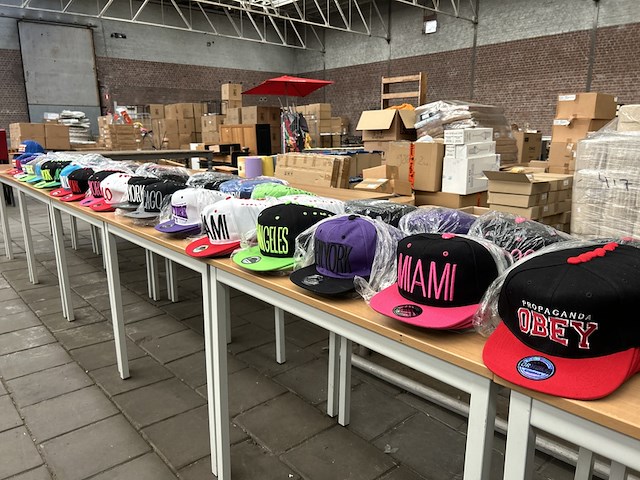 Ca. 500x diverse snapback petten - afbeelding 2 van  7