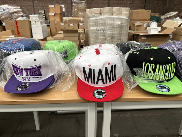 Ca. 500x diverse snapback petten - afbeelding 5 van  7