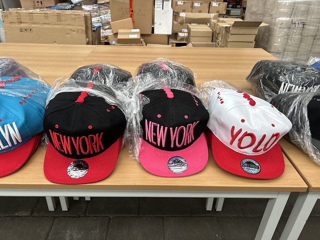 Ca. 500x diverse snapback petten - afbeelding 1 van  6