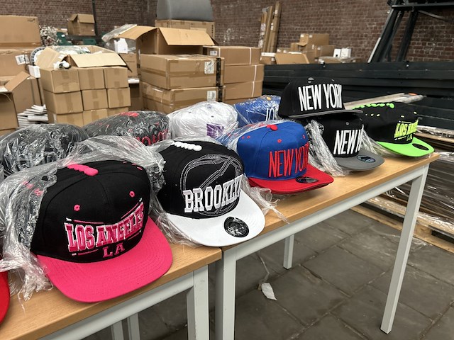 Ca. 500x diverse snapback petten - afbeelding 2 van  6