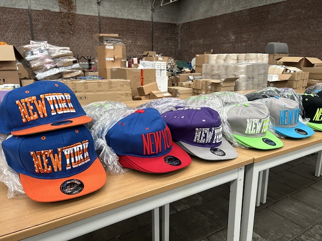 Ca. 500x diverse snapback petten - afbeelding 1 van  6