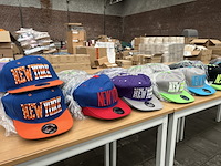 Ca. 500x diverse snapback petten - afbeelding 1 van  6
