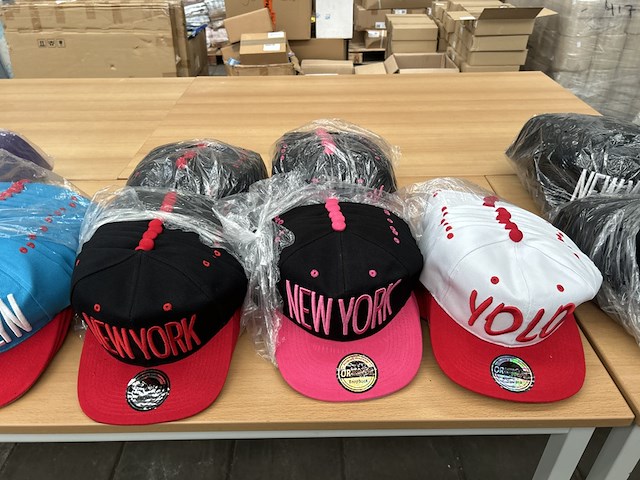 Ca. 500x diverse snapback petten - afbeelding 2 van  6