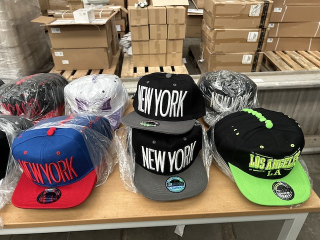 Ca. 500x diverse snapback petten - afbeelding 4 van  6