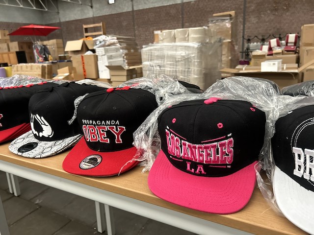 Ca. 500x diverse snapback petten - afbeelding 5 van  6