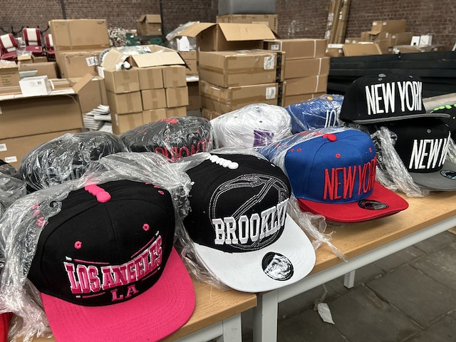 Ca. 500x diverse snapback petten - afbeelding 1 van  7