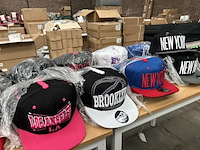 Ca. 500x diverse snapback petten - afbeelding 1 van  7