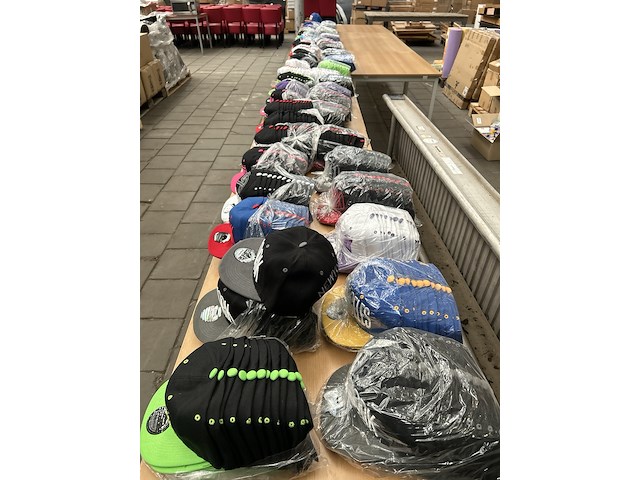 Ca. 500x diverse snapback petten - afbeelding 2 van  7