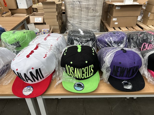 Ca. 500x diverse snapback petten - afbeelding 6 van  7