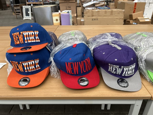 Ca. 500x diverse snapback petten - afbeelding 1 van  7